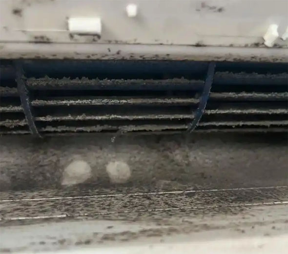 润州空调吹的风有股烧焦味是怎么回事